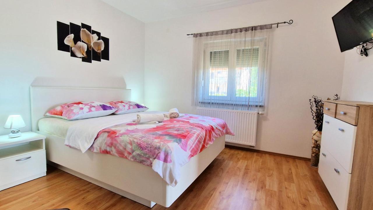 Apartments Pinezic Skrbčići Exteriör bild